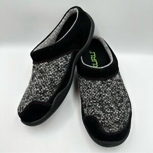 Kuru Draft Slipper Sneaker Black Ruby Red Slip On Clog Mule Womens Sz 8M Comfort